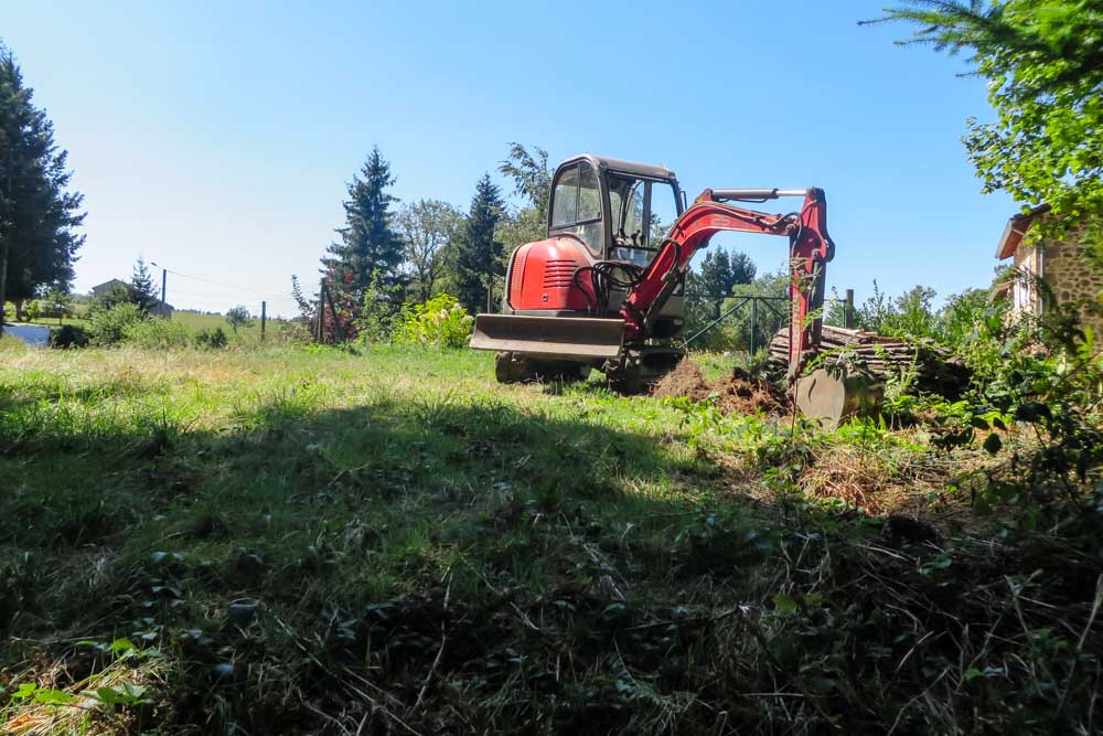 Ouverture de potets avant mise en place de plants dans le cadre du reboisement